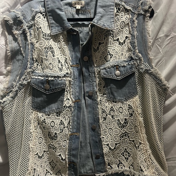 Pol oversized Lace Denim Vest
Small - Picture 3 of 4